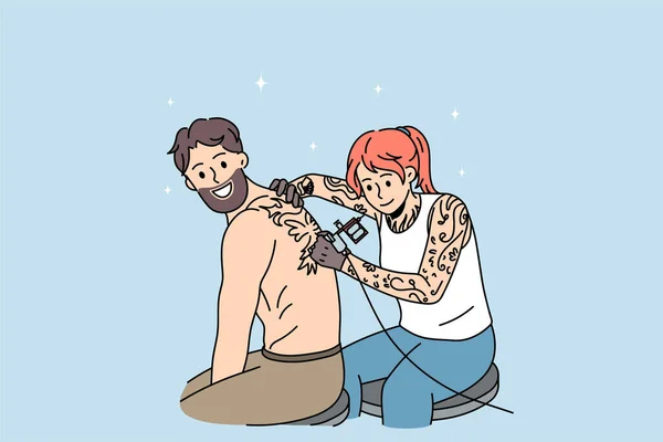 Άντρας πελάτης κάνει τατουάζ πίσω στο σαλούν. — Διανυσματικό Αρχείο