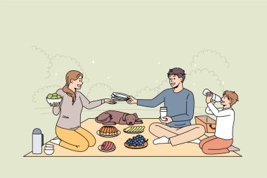 Çocuklu mutlu bir aile. Parkta yaz pikniğinin tadını çıkar. 