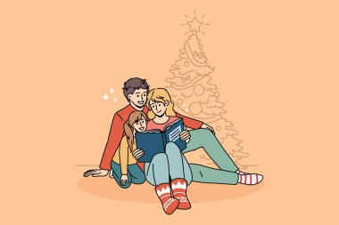 Çocuklu mutlu bir aile Noel kitabı okuyor.