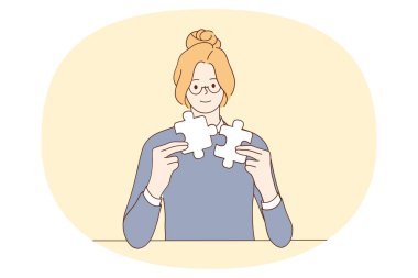 İş stratejisi ve çaba konsepti. Genç gülümseyen iş kadını oturuyor ve bir bulmaca vektör çiziminin parçalarını bir araya getiriyor. 