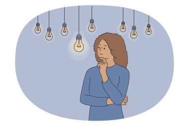 Yaratıcılık yeniliği ve düşünme konsepti. Genç, ciddi bir kadın, çeşitli lambalara bakıyor ve bir tanesinin ışık vektörü illüstrasyonuyla parladığını fark ediyor. 