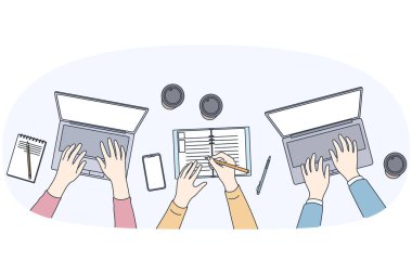 Takım çalışması ve serbest çalışma konsepti. Birlikte dizüstü bilgisayarlar üzerinde çalışan insanların üst görünümü yazı yazma kahve vektörü illüstrasyonuyla notlar alma. 