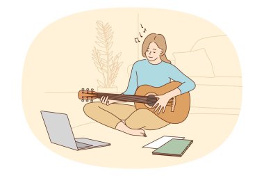 Çevrimiçi müzik dersleri ve öğrenme konsepti. Gülümseyen kız internette gitar çalarak ev vektörü illüstrasyonunda dizüstü bilgisayara bakıyor. 