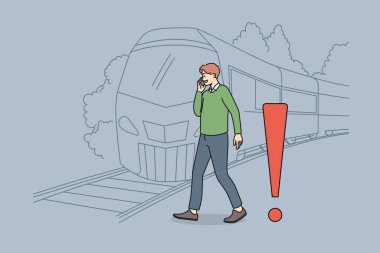 Tren yaklaşırken telefon hattında konuşan genç adam. Dikkatsiz adam cep telefonuyla konuşuyor demiryolu güvenlik kurallarını ve uyarıları görmezden geliyor. Platform kenarından uzak durun. Vektör.