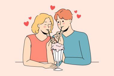 Birbirine aşık genç bir çift masada oturup milkshake içer. Gülümseyen adam ve kadın kafede romantik buluşmalardan hoşlanırlar. Dışarıda yiyorum. İlişkiler konsepti. Vektör illüstrasyonu. 