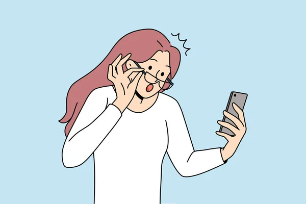 ショックを受けた若い女性は 予期せぬニュースにオンラインで衝撃を受けた携帯電話のスクリーンを見てメガネを外します 驚いた少女は スマートフォンでメッセージやテキストに驚きました フラットベクトルイラスト — ストックベクタ