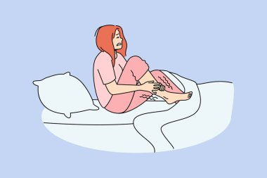 Geceleri yataktaki mutsuz kadın huzursuz bacak sendromundan muzdarip. Sağlıksız kadın krampla boğuşuyor. Sağlık sigortası konsepti. Vektör illüstrasyonu. 