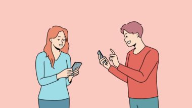 Gülümseyen adam ve kadın akıllı telefonlarda mesajlaşıyorlar. Mutlu çift internette cep telefonlarıyla sohbet ediyor. İnternette flört etmek. Hareket illüstrasyonu. 