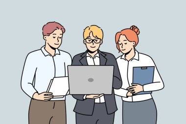 Gözlüklü adam iş sunumunu iş arkadaşlarına dizüstü bilgisayarla gösteriyor. İş adamları ve iş kadınları bir arada durur, ofis işlerindeki bilgisayar ekranlarına bakarlar. Toplantı. Vektör doğrusal renkli clipart.