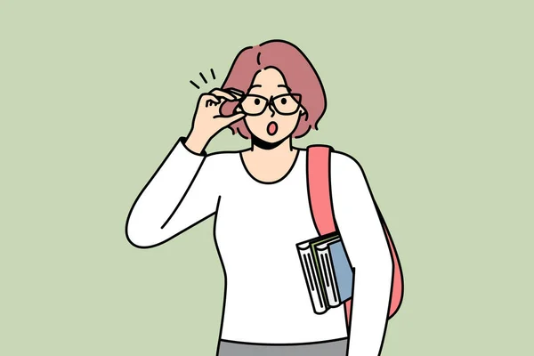 Kadın Bir Şeyi Merak Ediyor Gözlüklerine Dokunuyor Sırt Çantalı Kadın — Stok Vektör