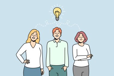 Bir arada duran bir grup insanın üzerinde yanan ampul. Meslektaşlar problem sembolünün en iyi çözümünü severler. Beyin fırtınası, takım çalışması. İş adamı, iş kadını bir şeyler icat eder. Vektör illüstrasyonu.