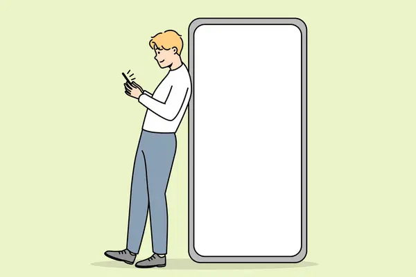 年轻男子站在巨大的智能手机旁边 屏幕上有一个模型 这家伙坐在手机旁边 空空如也 矢量说明 — 图库矢量图片