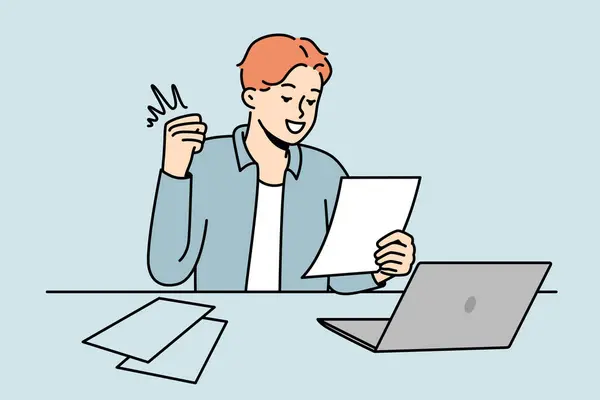 Χαμογελώντας Νεαρός Άνδρας Κάθεται Στο Γραφείο Εργασίας Στον Υπολογιστή Ενθουσιασμένος — Διανυσματικό Αρχείο