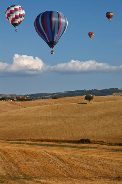 Hot-air Balloons over Tuscan Landscape — Stock Photo, Image