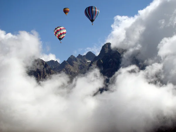 Heißluftballons über den Alpen — Stockfoto