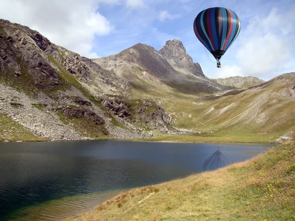 Balonem nad jezioro alpejskie — Zdjęcie stockowe