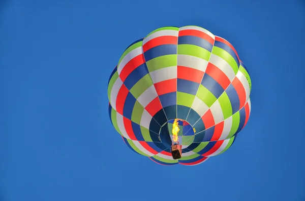 Einsamer Heißluftballon 2 — Stockfoto