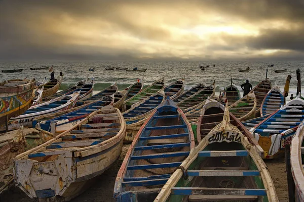 Западная Африка Мавритания Песчаный Берег Атлантического Океана Деревянными Покрашенными Лодками — стоковое фото