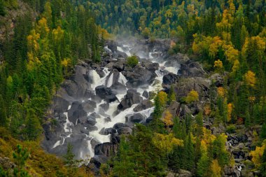 - Rusya. Altai Dağı. Chulyshman Nehri 'nin sağındaki Chulcha Nehri' nde çağlayan şelale Uchar..