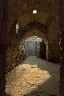 Derbent. - Rusya. 9 Nisan 2021. Antik Han 'ın Naryn-Kala kalesindeki hamamının kemerli kasaları. Hamam abdest, rahatlama ve iş toplantıları için kullanılıyordu..