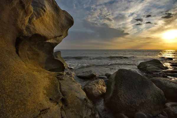 Russia Daghestan Alba Sulla Riva Rocciosa Del Mar Caspio Vicino — Foto Stock