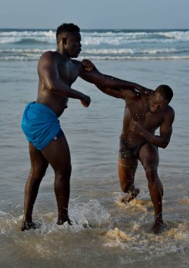 Dakar. Senegal. 13 Ekim 2021. Deniz kıyısındaki iki Senegalli güreşçi Laamb güreşine katılıyor. Laamb çıplak elle vurulan tek dövüş sanatıdır..