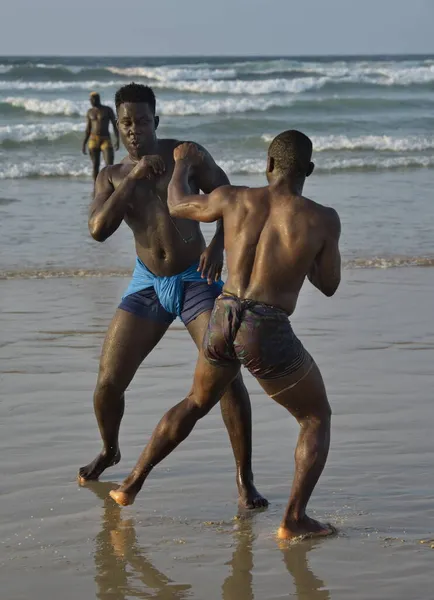 达喀尔 塞内加尔 2021年10月13日 两名在海滨摔跤的塞内加尔选手参加了一场拉汉布摔跤比赛 Laamb是唯一一个徒手一击的武术 免版税图库图片