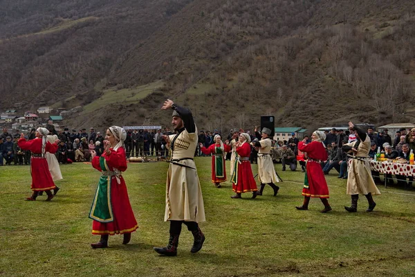 Tliarata 2021年4月7日 俄罗斯 在一年一度的春节 第一犁沟 高加索播种季节的开始 身着民族服装的男男女女们都在表演达吉斯坦舞 图库照片
