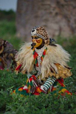 Nguekhokh. Senegal. 14 Ekim 2021. Sahte Aslan 'ın kostümlü gösterisine katılanlar asırlık baobablarla çevrili bir aslan dansının görüntüsüne büründüler.. 