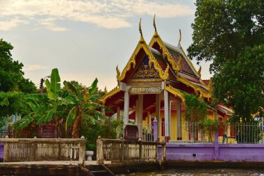 Bangkok 'ta. Tayland. 02 Aralık 2016. Başkent Chao Phraya nehrinin pek çok kanalı üzerinde geleneksel Budist tarzı binaların mimarisi.