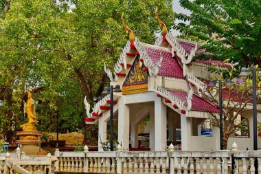 Bangkok 'ta. Tayland. 02 Aralık 2016. Başkent Chao Phraya nehrinin pek çok kanalı üzerinde geleneksel Budist tarzı binaların mimarisi.