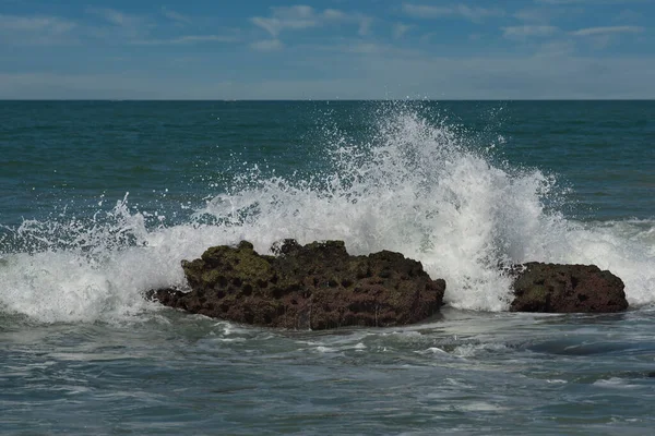 Västafrika Senegal Vågorna Atlanten Slog Mot Klipporna Vulkaniskt Ursprung Stranden — Stockfoto