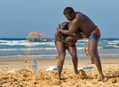 Dakar. Senegal. 13 Ekim 2021. Deniz kıyısındaki iki Senegalli güreşçi Laamb güreşine katılıyor. Laamb çıplak elle vurulan tek dövüş sanatıdır..