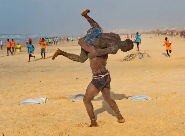 达喀尔 塞内加尔 2021年10月13日 两名在海滨摔跤的塞内加尔选手参加了一场拉汉布摔跤比赛 Laamb是唯一一个徒手一击的武术 图库图片