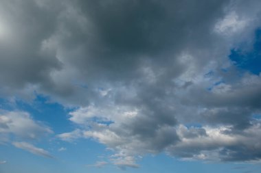 - Rusya. Doğu Sibirya 'nın güneyi. Akşam vakti kasvetli günbatımı bulutları Yazın gökyüzü Doğu Sayan 'ın sıradağları üzerinde.