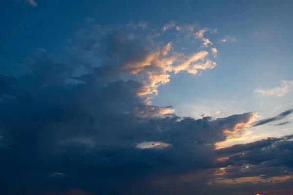 Russland Der Süden Ostsibiriens Düstere Sonnenuntergangswolken Abendlichen Sommerhimmel Über Den — Stockfoto