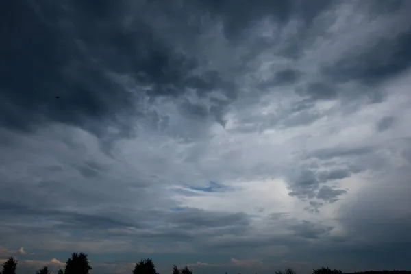 Russland Der Süden Ostsibiriens Düstere Sonnenuntergangswolken Abendlichen Sommerhimmel Über Den — Stockfoto