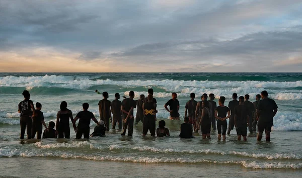 达喀尔 塞内加尔 2021年10月13日 在一个闷热的日子里 首都的居民在日落时分 在非洲西海岸的大西洋上一起游泳 — 图库照片