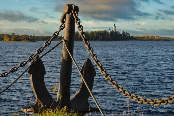 - Rusya. Vologda bölgesi, Ustye şehrindeki Kubinka Nehri 'nin setine kurulmuş büyük bir çapa..