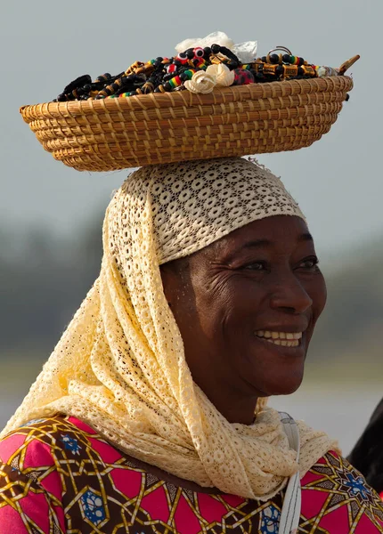 Dakar Senegalu Października 2021 Kobieta Sprzedająca Wioski Brzegu Pink Lake — Zdjęcie stockowe