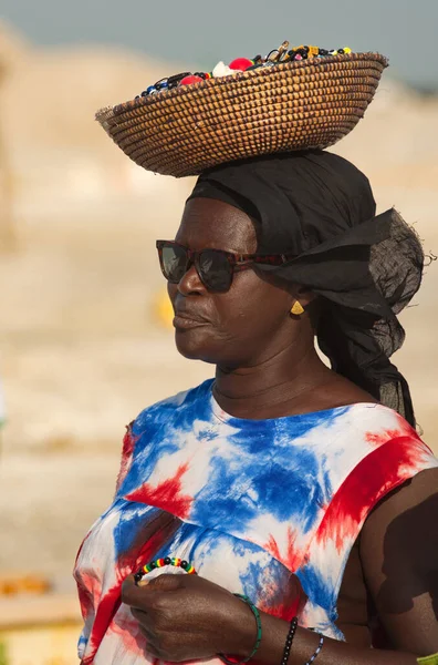 Dakar Senegalu Października 2021 Kobieta Sprzedająca Wioski Brzegu Pink Lake — Zdjęcie stockowe