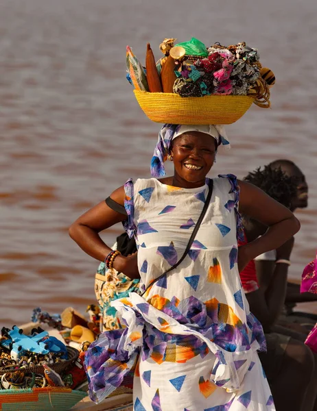 Dakar Senegal October 2021 Woman Seller Village Shore Pink Lake 图库图片