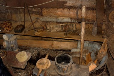 - Rusya. Karelia Cumhuriyeti. Ekim 04, 2018. Vodlozero Gölü adalarından birindeki Karelyalı balıkçılar müzesinde köy hayatının antik ahşap ürünleri..