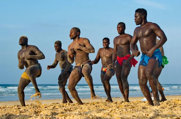 Dakar Senegalu Października 2021 Grupa Walczących Senegalczyków Laamb Piaszczystym Wybrzeżu — Zdjęcie stockowe