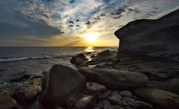 俄罗斯 高加索东北部 Dagestan 在里海的岩石海岸上 一个风景如画的日出 布满卵石 靠近Makhachkala城的中央堤岸 — 图库照片