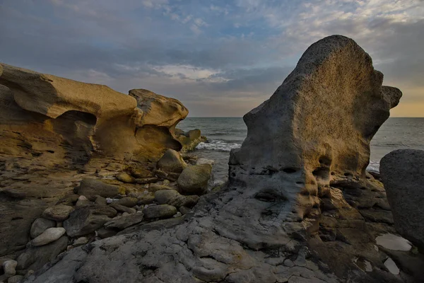 俄罗斯 高加索东北部 Dagestan 在里海的岩石海岸上 一个风景如画的日出 布满卵石 靠近Makhachkala城的中央堤岸 — 图库照片