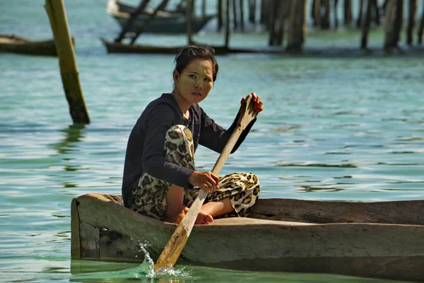 Semporna 马来西亚 2018年11月30日 一个拿着桨的小女孩在一个由吉卜赛人组成的渔村的茅屋之间的一条船上游泳 渔民从小就掌握了船只管理技能 — 图库照片