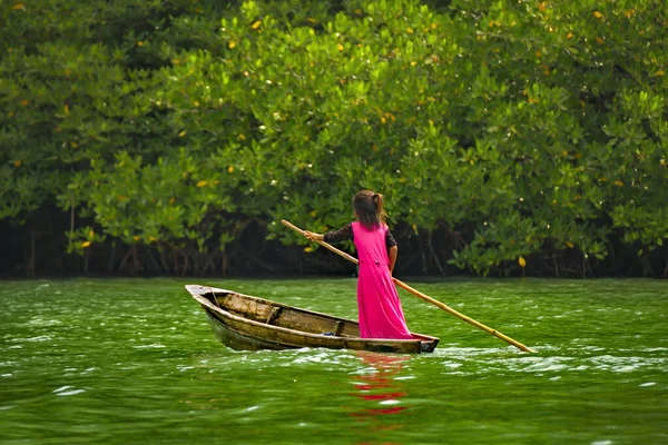 Semporna Malaysia November 2018 Young Girl Long Pole Floats Boat — Fotografia de Stock