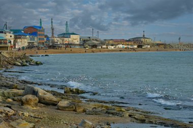 - Rusya. Kuzey-Doğu Kafkasya. Sabahın erken saatlerinde Makhachkala şehrinin kayalık setinde.