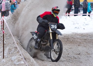 Novokuznetsk 'te. - Rusya. 19 Şubat 2022. Motorlu Taşımacılık Meraklıları Festivali 'nde karla kaplı bir motosiklet yarışçıları pistinde yapılan gösteri yarışı